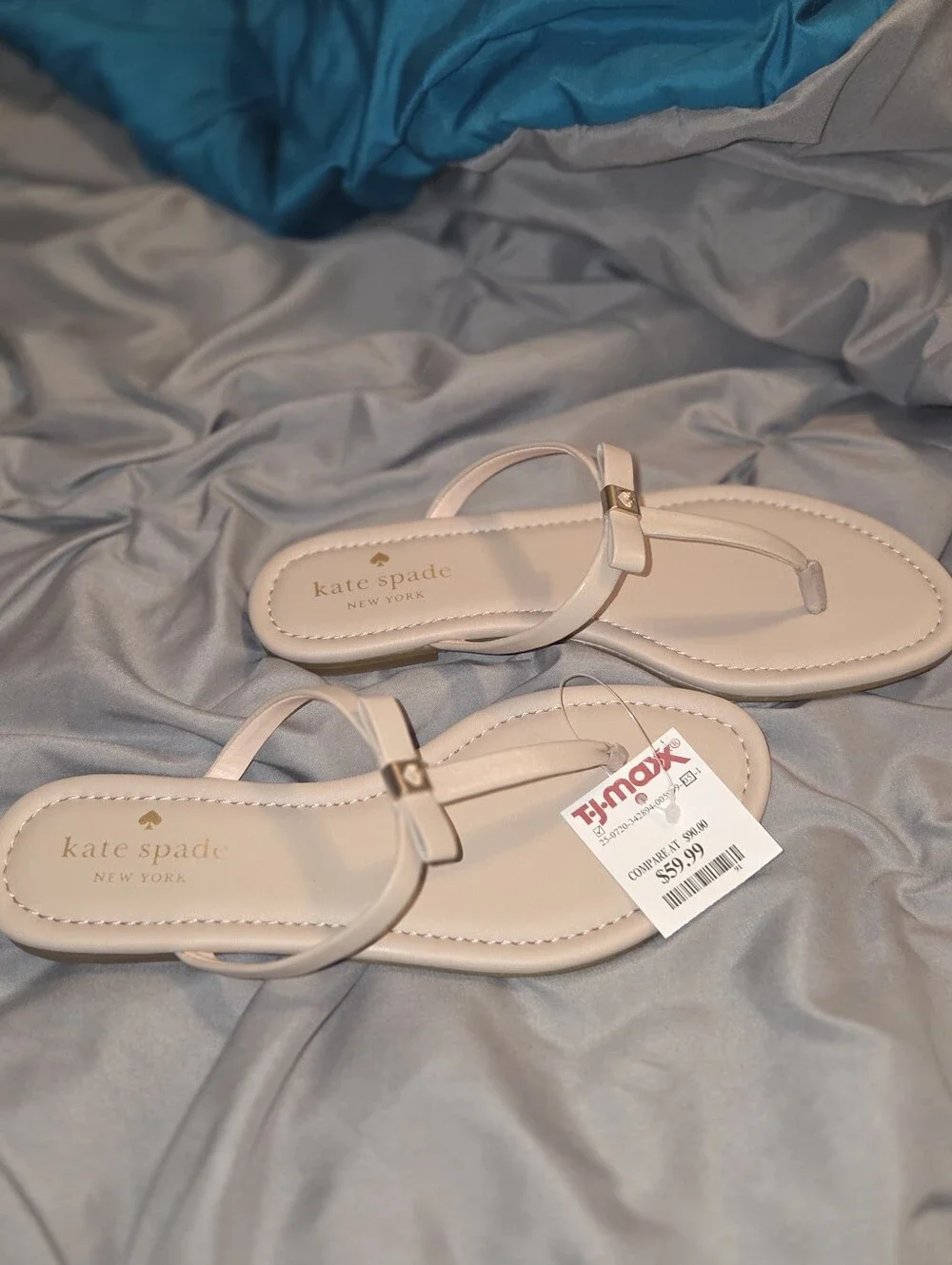 NWT- kate spade Pinkish Cream Leather Thong Sandals With Bow Accent Size: 7
